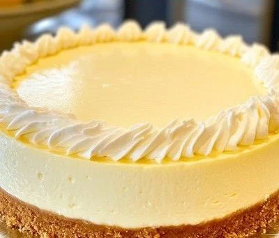 Leckerer Joghurt-Käsekuchen auf einem weißen Teller serviert