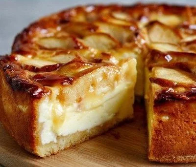 Apfelkuchen mit Vanillepudding auf einem Teller