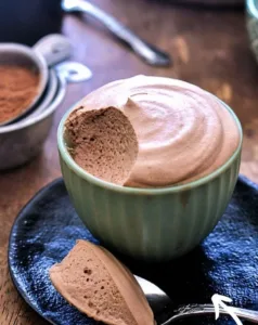 Baileys Schokoladenmousse in einer eleganten Dessertschale serviert