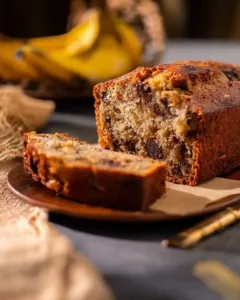 Leckeres Bananenbrot auf einem Holzbrett serviert