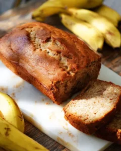 Saftiges Bananenbrot auf einem Holzbrett präsentiert