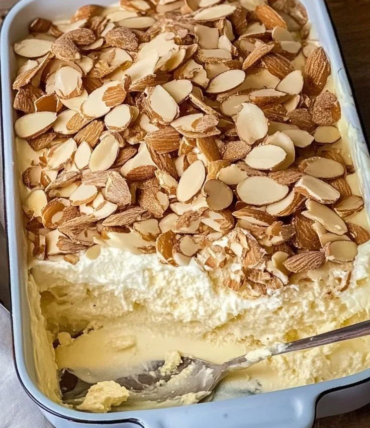 Cremiges Bienenstich-Tiramisu mit Mandeln und Sahne-Schicht.
