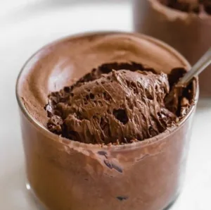 Cremige Schokoladenmousse in einer eleganten Dessertschale