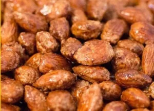 Leckere Gebrannte Mandeln mit wenig Zucker auf einem Tisch