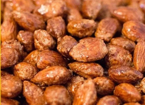 Leckere Gebrannte Mandeln mit wenig Zucker auf einem Tisch