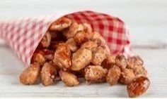 Selbstgemachte gebrannte Mandeln in einer Schüssel