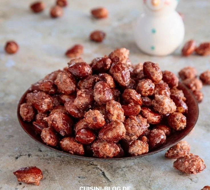 Leckere gebrannte Mandeln, frisch zubereitet wie vom Weihnachtsmarkt