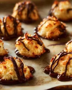 Kokosmakronen mit Kondensmilch auf einem Teller, frisch gebacken und lecker.