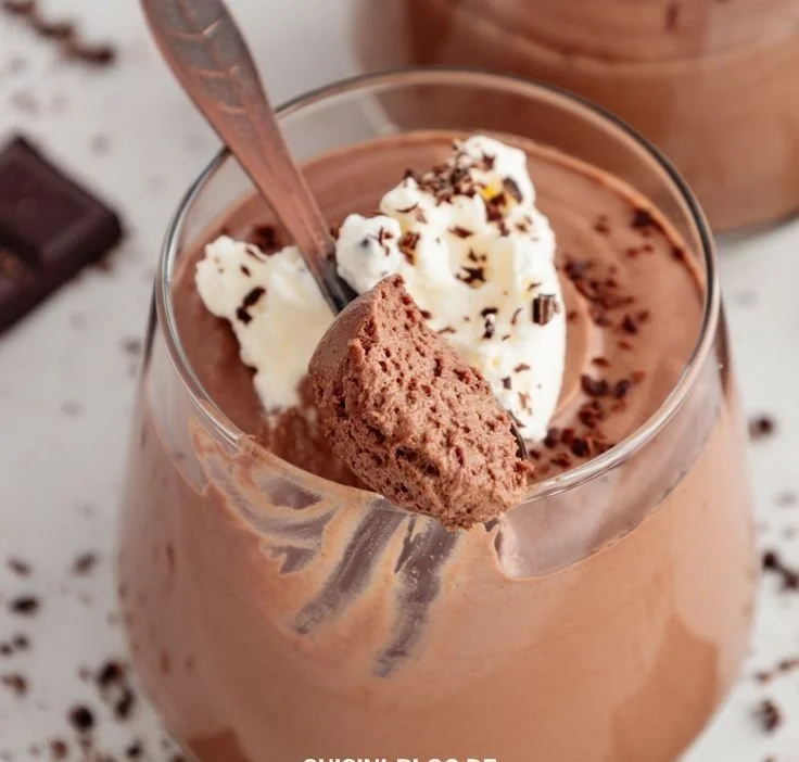Leckere Mousse au Chocolat ohne Ei in einer eleganten Dessertschüssel