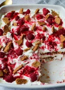 Leckeres Spekulatius-Himbeer-Tiramisu in einer eleganten Dessertschale