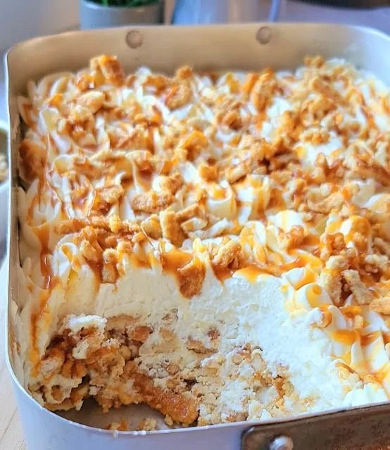 Leckeres Stroopwafel-Dessert mit Karamellfüllung auf einem Teller