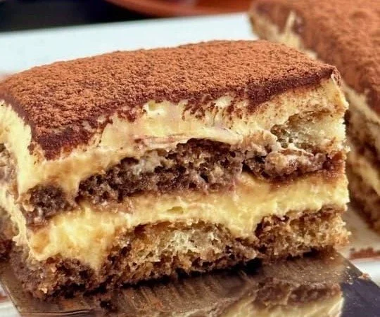 Hausgemachtes Tiramisu mit Schichten aus Mascarpone, Kaffee und Kakao