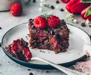 Vegane Himbeer-Brownies auf einem Teller