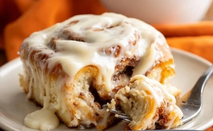 Leckere Zimtschnecken wie vom Profi, frisch gebacken auf einem Teller