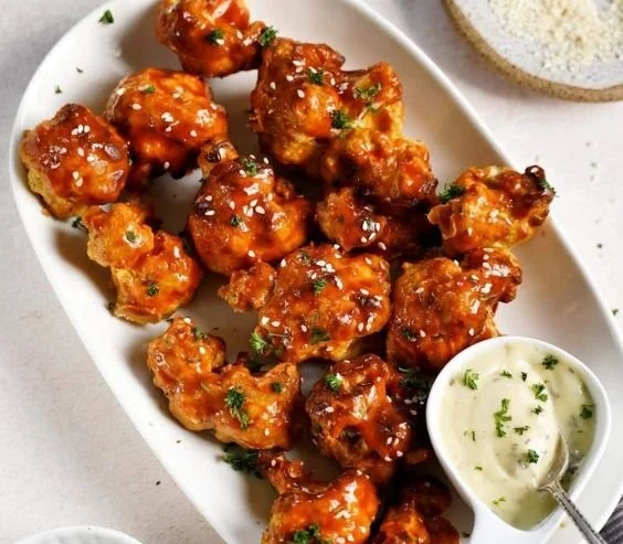 Köstliche Blumenkohl-Flügel auf einem Teller, ideal für gesunde Mahlzeiten.