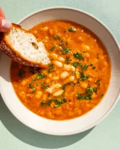 Leckeres Jani mit Bohnen auf einem Teller serviert