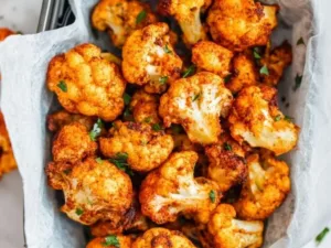 Knuspriger Blumenkohl aus der Luftfritteuse auf einem Teller