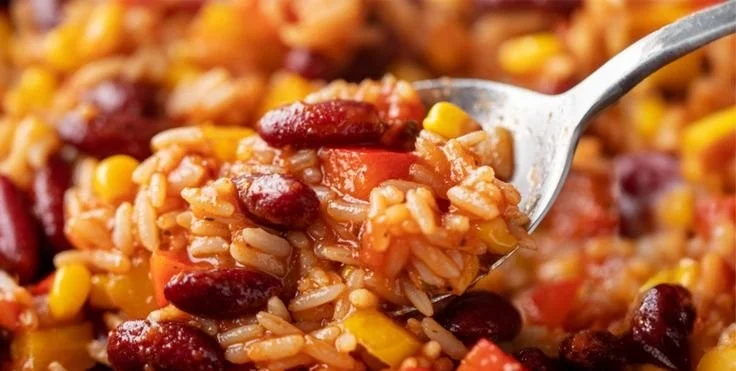 One-Pot-Reis mit Paprika, Bohnen und Mais in einer Pfanne zubereitet.