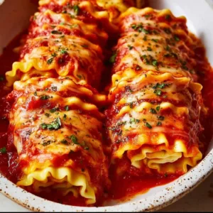 Vegane Lasagne Rollen mit leckerer Füllung und Tomatensauce