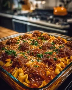 Leckere Fleischbällchen und Nudelauflauf auf einem Teller serviert
