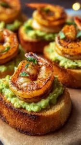 Garnelen-Crostini mit Avocado auf einem eleganten Servierteller