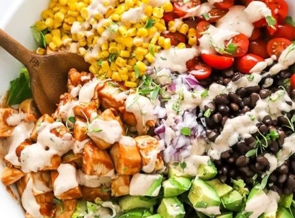 BBQ-Hühnchensalat - Mit cremigem BBQ-Dressing