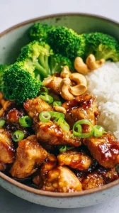 Leckeres Cashew-Hähnchen mit knackigen Cashew-Nüssen und Gemüse