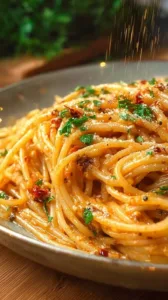 Cremige karamellisierte Zwiebel-Pasta mit köstlicher Soße und aromatischen Zwiebeln