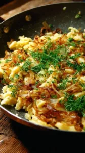 Echte österreichisch-deutsche Spätzle mit karamellisierten Zwiebeln auf einem Teller