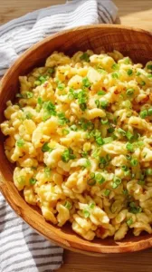 Einfache Deutsche Spätzle auf einem Teller serviert mit Kräutern