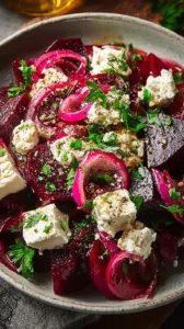 Ein einfacher Rote-Bete-und-Fetakäse-Salat auf einem Teller