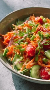 Gesunder Fitness-Salat mit frischem Gemüse und nährstoffreichen Zutaten