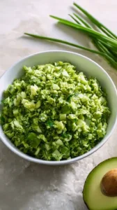 Schmackhafter Grüner Göttin Salat auf einem farbenfrohen Teller