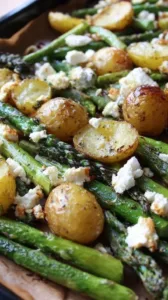 Gericht mit grünem Spargel und Kartoffeln auf einem Teller
