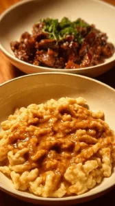 Hausgemachte Spätzle auf einem Teller serviert