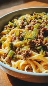 Käse-Lauch Pasta mit Hackfleisch auf einem Teller serviert