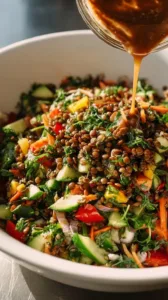 Linsensalat mit Orangen-Dattel Dressing auf einem Teller