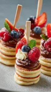 Mini Pancake Spieße als süßes Fingerfood für Feiern und Anlässe