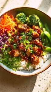 Teriyaki Hühnchen Bowl mit frischem Gemüse und Reis