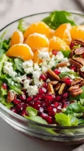 Köstlicher Winter-Salat mit frischen, saisonalen Zutaten auf einem Teller.