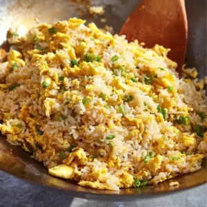 Eier gebratener Reis in einer Pfanne, schnell und einfach zubereitet