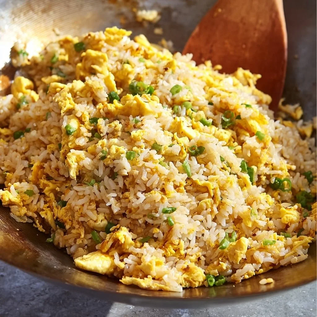 Eier gebratener Reis in einer Pfanne, schnell und einfach zubereitet