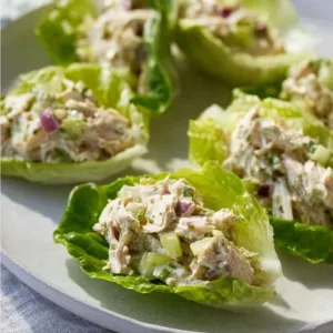 Avocado-Hähnchensalat-Wraps mit frischen Zutaten in einem Tortilla-Wrap