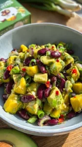 Frischer Avocado-Mango-Salat mit buntem Gemüse und Dressing