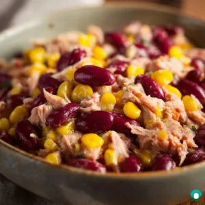 Heller Salat mit Protein-Bombe Zutaten in einer Schüssel