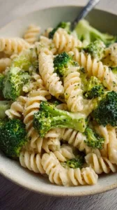 Ein-Topf-Pasta mit Brokkoli auf einem Teller, garnished mit Parmesan.