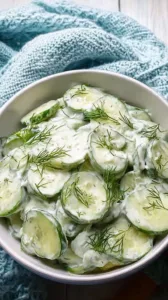 Gurkensalat mit Joghurt-Dressing auf einem Teller serviert