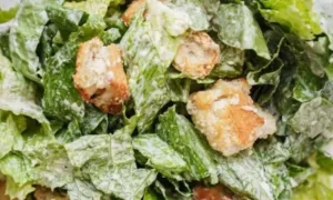 Hausgemachtes Caesar-Salat-Dressing in einer Schüssel