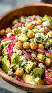 Kichererbsen-Feta-Avocado-Salat voller frischer Zutaten und Aromen.