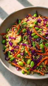 Knuspriger asiatischer Quinoasalat mit frischen Gemüsesorten und einer würzigen Vinaigrette